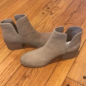 NWOT hinge booties size 9! Super cute!!!